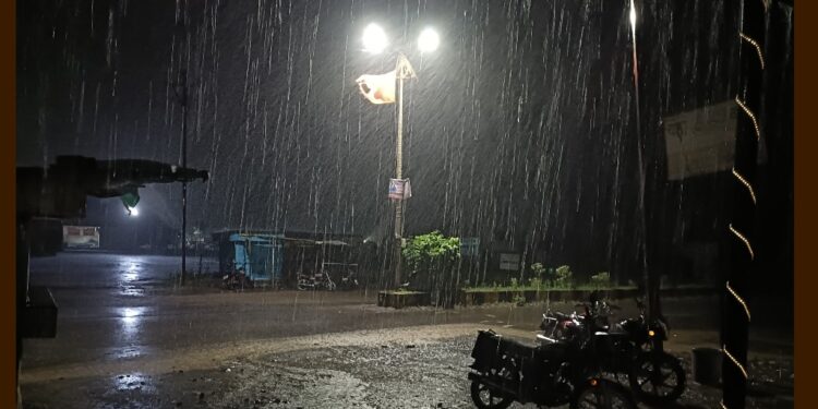 लोहारा शहरात वादळी वाऱ्यासह जोरदार पावसाची हजेरी