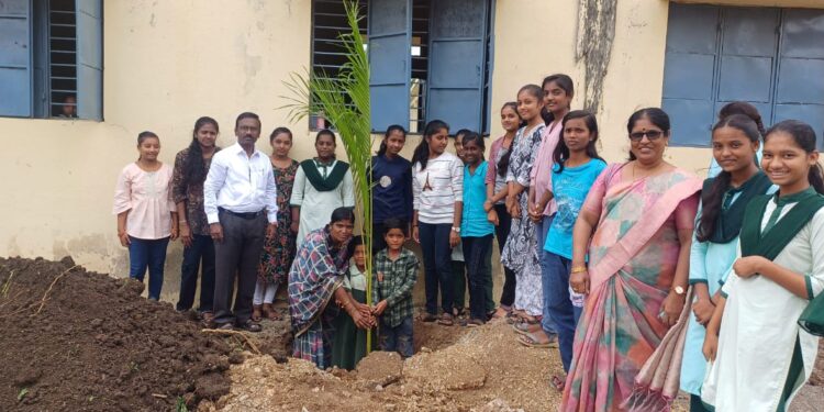 सास्तुर येथील श्री शांतेश्वर विद्यालयात वृक्ष लागवड