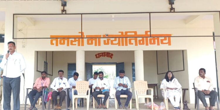 महसूल दिनानिमित्त नायब तहसीलदारांसह महसूल कर्मचाऱ्यांचा सत्कार