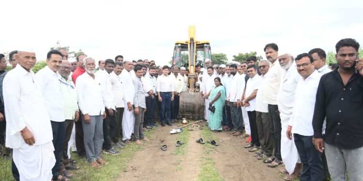 शरण पाटील फाउंडेशन व महसूल विभागाच्या संयुक्त विद्यमाने शेतरस्त्याचे भूमिपूजन