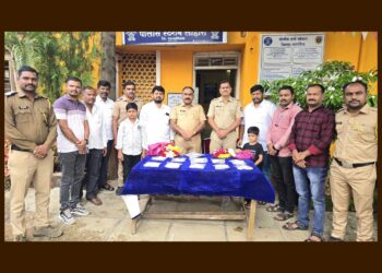 न्यायालयाच्या आदेशानुसार पोलिसांनी केला चोरीतील माल ज्वेलर्स मालकाच्या स्वाधीन