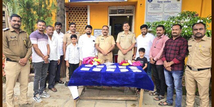 न्यायालयाच्या आदेशानुसार पोलिसांनी केला चोरीतील माल ज्वेलर्स मालकाच्या स्वाधीन