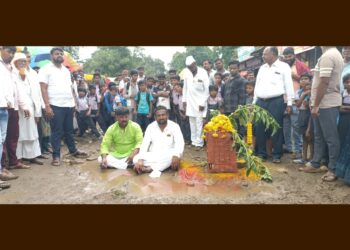 चिखलमय रस्त्याच्या नेहमीच्या त्रासामुळे माजी उपनगराध्यक्षांनी केले चिखलात बसून आंदोलन