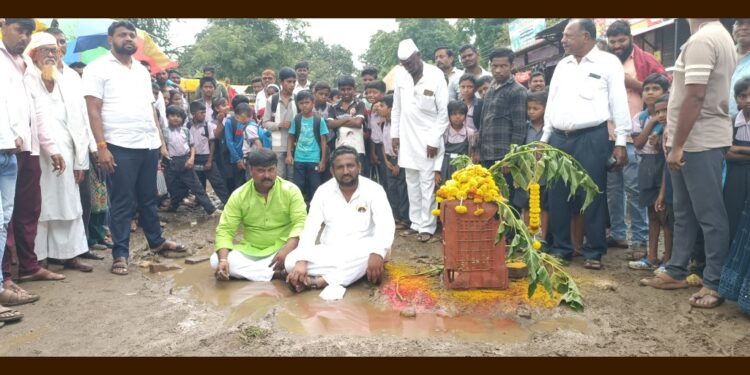 चिखलमय रस्त्याच्या नेहमीच्या त्रासामुळे माजी उपनगराध्यक्षांनी केले चिखलात बसून आंदोलन