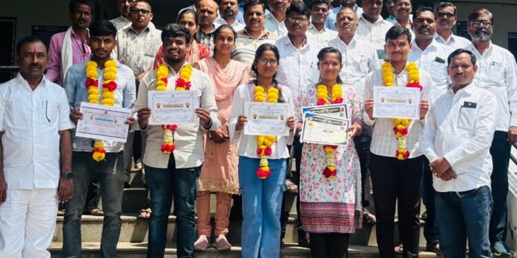 माकणी येथील महाविद्यालयातील विद्यार्थ्यांचे जिल्हास्तरीय आविष्कार स्पर्धेत यश