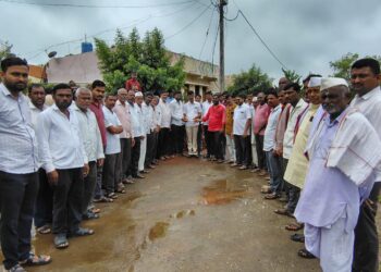 मराठा समाजातील युवकांनी केली मुस्लिम कुटुंबियास मदत; सामाजिक सलोख्याचे घडले दर्शन