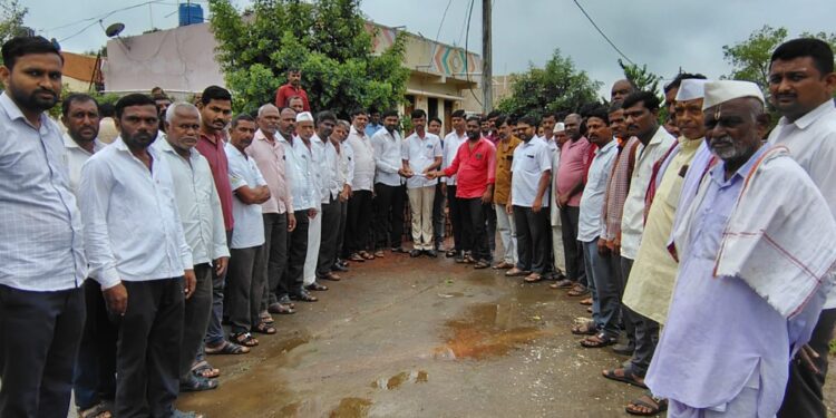 मराठा समाजातील युवकांनी केली मुस्लिम कुटुंबियास मदत; सामाजिक सलोख्याचे घडले दर्शन