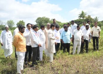 पावसामुळे झालेल्या नुकसानीची युवा नेते शरण पाटील यांनी केली पाहणी; पावसामुळे घर पडलेल्या कुटुंबाला केली आर्थिक मदत