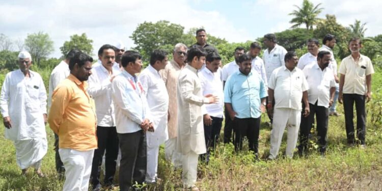 पावसामुळे झालेल्या नुकसानीची युवा नेते शरण पाटील यांनी केली पाहणी; पावसामुळे घर पडलेल्या कुटुंबाला केली आर्थिक मदत