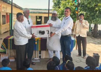 खेड येथील शिक्षकाने शाळेचा दिले प्रिंटर; विद्यार्थ्यांना शैक्षणिक साहित्याचे वाटप