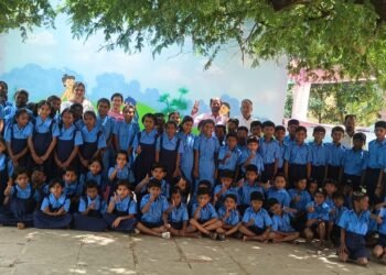 बेलवाडी जिल्हा परिषद शाळेत गणवेश वाटप