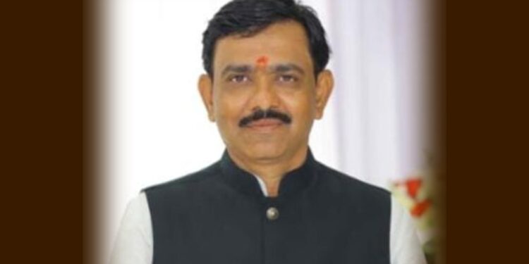 गोविंद पाटील यांना आदर्श ग्रामसेवक पुरस्कार