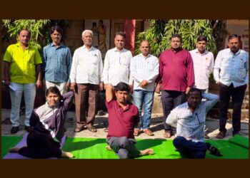 लोहारा गटशिक्षणाधिकारी कार्यालयात तालुकास्तरीय योगासन स्पर्धा