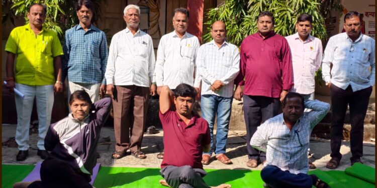 लोहारा गटशिक्षणाधिकारी कार्यालयात तालुकास्तरीय योगासन स्पर्धा