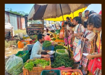 विद्यामाता इंग्लिश स्कुलच्या विद्यार्थ्यांनी घेतला आठवडी बाजाराचा अनुभव