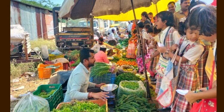 विद्यामाता इंग्लिश स्कुलच्या विद्यार्थ्यांनी घेतला आठवडी बाजाराचा अनुभव