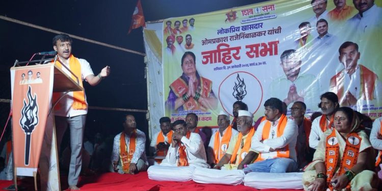 कानेगाव येथे खासदार ओमराजे निंबाळकर व आमदार प्रवीण स्वामी यांची सभा