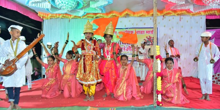 मार्डी जिल्हा परिषद शाळेत वार्षिक स्नेहसंमेलन; विविध गीतांवर नृत्य सादर करून उपस्थितांची जिंकली मने