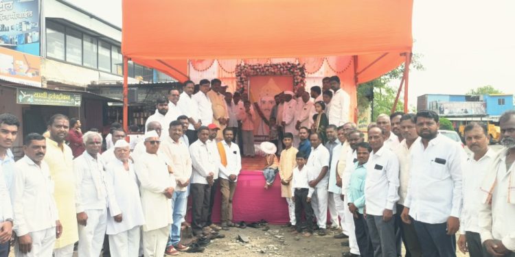 लोहारा शहरात महात्मा बसवेश्वर महाराज जयंतीनिमित्त प्रतिमा पूजन आणि नंदी ध्वजारोहण