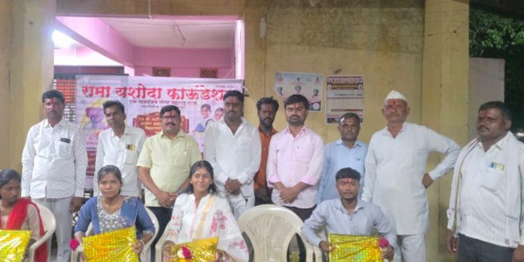 करवंजी येथे गुणवंत विद्यार्थ्यांचा सत्कार