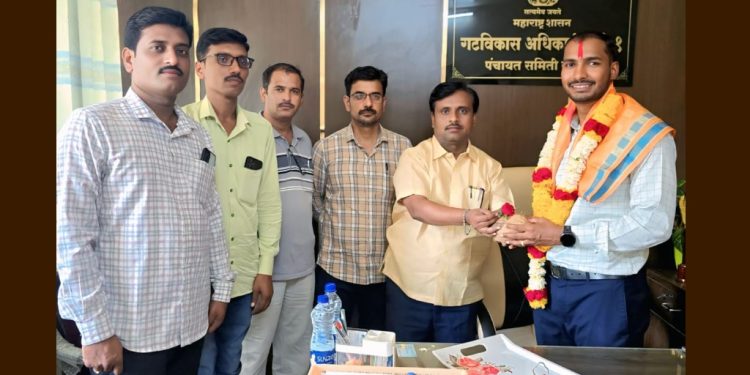 लोहारा पंचायत समितीचे नूतन गटविकास अधिकारी ओंकार गायकवाड यांचा सत्कार