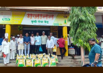 राष्ट्रीय खाद्य तेल अभियानांतर्गत लोहारा तालुक्यातील ५४० शेतकऱ्यांना १०० टक्के अनुदानावर सोयाबीन बियाणे वाटप