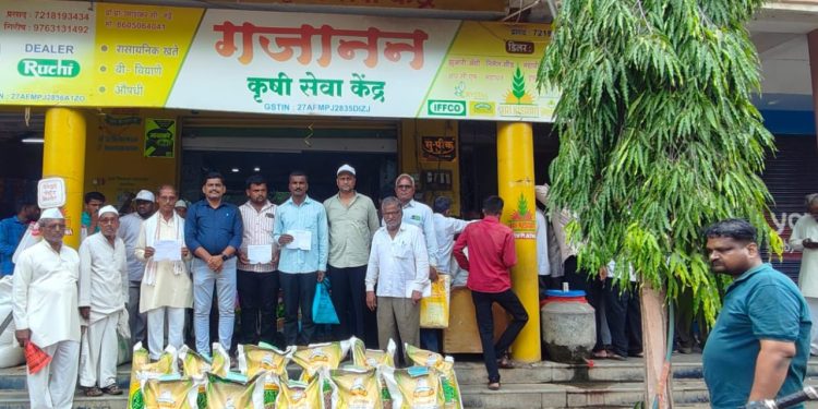 राष्ट्रीय खाद्य तेल अभियानांतर्गत लोहारा तालुक्यातील ५४० शेतकऱ्यांना १०० टक्के अनुदानावर सोयाबीन बियाणे वाटप