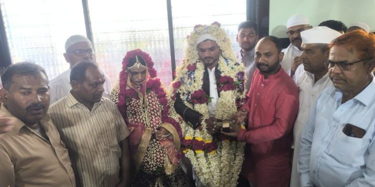सर्वधर्म समभाव जपत बाळासाहेब ठाकरे कन्या सन्मान योजनेतून मुस्लिम समाजातील नववधूस ५ ग्रॅम सोन्याची अंगठी