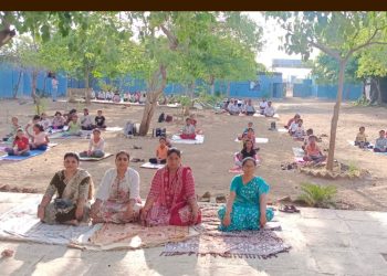 लोहाऱ्यात जागतिक योग दिन साजरा; विद्यार्थ्यांना सांगितले योगासनाचे महत्व