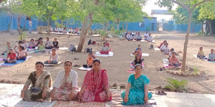 लोहाऱ्यात जागतिक योग दिन साजरा; विद्यार्थ्यांना सांगितले योगासनाचे महत्व