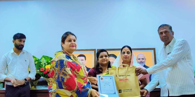 शिक्षिका सुप्रिया माळवदकर यांना विनोबा अँपचा पोस्ट ऑफ द मंथ पुरस्कार