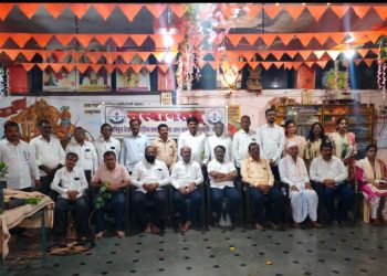 आष्टाकासार येथील सेवानिवृत्त शिक्षक बहुद्देशीय सामाजिक संस्थेच्या वतीने गुणवंत विद्यार्थ्यांचा सत्कार