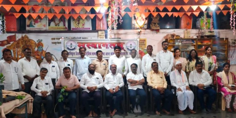 आष्टाकासार येथील सेवानिवृत्त शिक्षक बहुद्देशीय सामाजिक संस्थेच्या वतीने गुणवंत विद्यार्थ्यांचा सत्कार