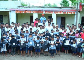 उमरगा तालुक्यातील मुरळी व कदेर येथे कांता चॅरिटेबल ट्रस्ट यांच्या वतीने विद्यार्थ्यांना शालेय साहित्य व स्कूल बॅगचे वाटप