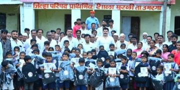 उमरगा तालुक्यातील मुरळी व कदेर येथे कांता चॅरिटेबल ट्रस्ट यांच्या वतीने विद्यार्थ्यांना शालेय साहित्य व स्कूल बॅगचे वाटप