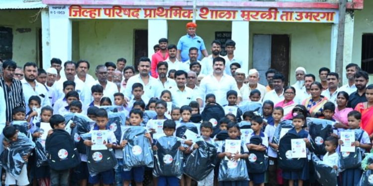 उमरगा तालुक्यातील मुरळी व कदेर येथे कांता चॅरिटेबल ट्रस्ट यांच्या वतीने विद्यार्थ्यांना शालेय साहित्य व स्कूल बॅगचे वाटप