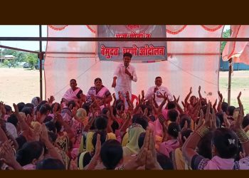 अंगणवाडी सेविकांना खातेबाह्य देण्यात आलेल्या कामांचे आदेश तात्काळ रद्द करावे; लोहारा तहसील कार्यालयासमोर अंगणवाडी सेविका व मदतनीसांचे धरणे आंदोलन