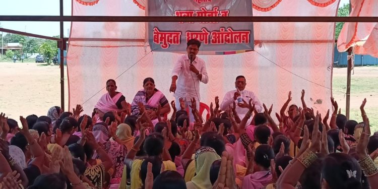 अंगणवाडी सेविकांना खातेबाह्य देण्यात आलेल्या कामांचे आदेश तात्काळ रद्द करावे; लोहारा तहसील कार्यालयासमोर अंगणवाडी सेविका व मदतनीसांचे धरणे आंदोलन