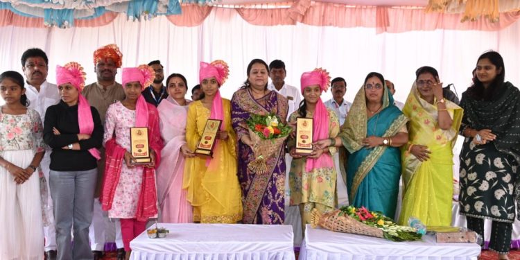 हिप्परगा (रवा) येथे नारी शक्तीचा सन्मान व गुणवंत विद्यार्थ्यांचा गुणगौरव सोहळा