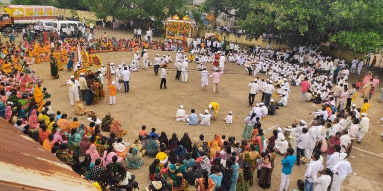 आषाढी एकादशी निमित्त कानेगाव येथे भाविकांची गर्दी
