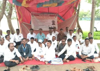 लोहारा तहसिल कार्यालयासमोर ग्रामपंचायत अधिकारी संघटनेच्या वतीने एकदिवसीय धरणे आंदोलन