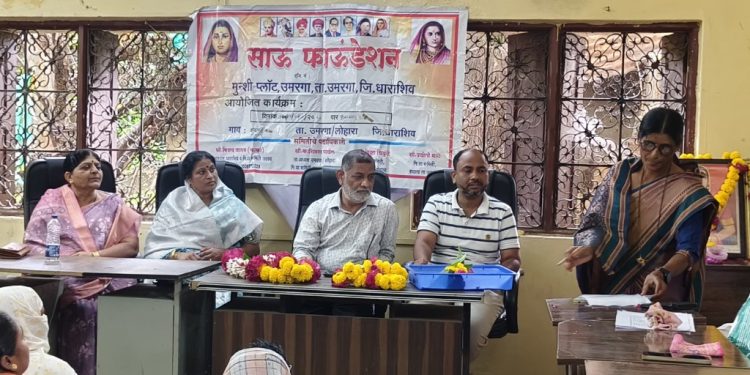 रूढी परंपरा मोडीत काढून एकल महिलांना सन्मान द्या – लोहारा येथे विजय जाधव यांचे आवाहन