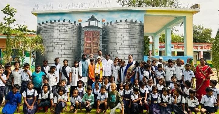 आमदार प्रविण स्वामी यांची एकोंडी(लो) जि.प. प्राथमिक शाळेला भेट