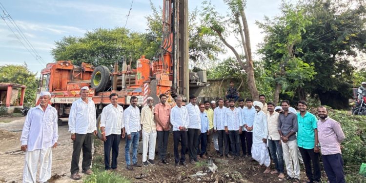 भातागळी गावात पाणीटंचाईची समस्या; युवक काँग्रेसचे राष्ट्रीय सचिव महेश देशमुख यांनी स्वखर्चाने दिले बोअरवेल