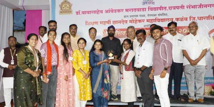 लोहारा येथील भानुदासराव चव्हाण महाविद्यालयाचे जिल्हास्तरीय युवा महोत्सवात यश