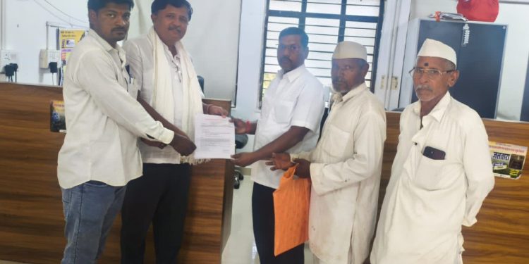 खरीप पिकांचे पंचनामे करून नुकसान भरपाई देण्यात यावी – निवेदनाद्वारे तहसीलदार यांच्याकडे केली मागणी