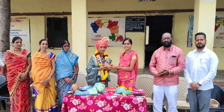 जिल्हा परिषद सदस्या सुवर्णा पाटील यांनी मार्डीच्या शाळेला अचानकपणे भेट देऊन केली पाहणी