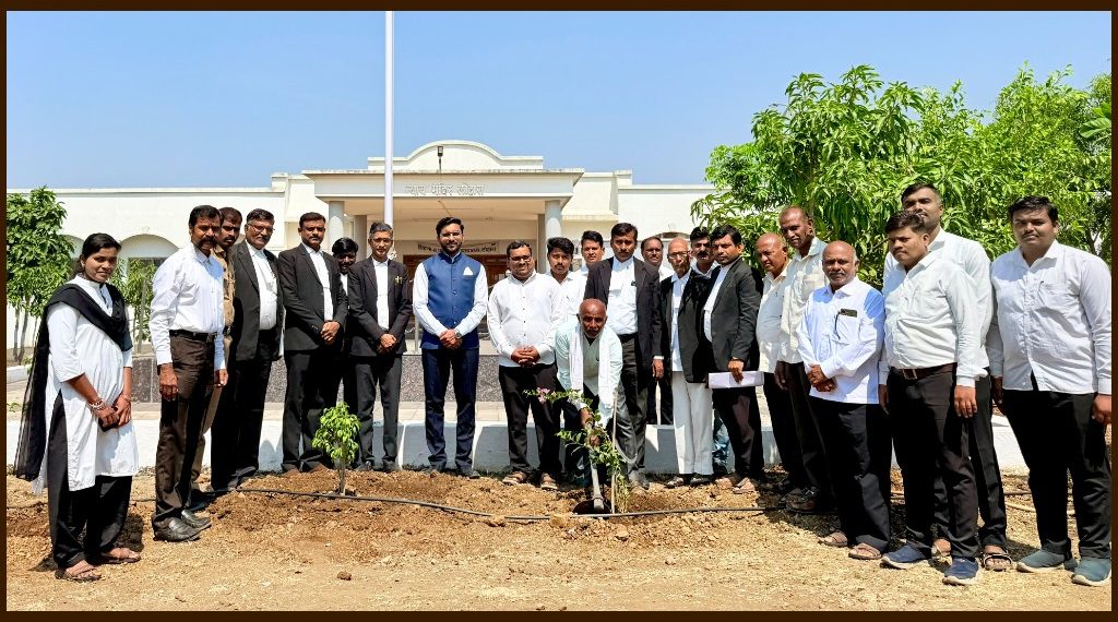 लोहारा न्यायालयात वृक्षारोपण; वृक्षसंवर्धनाचा दिला संदेश