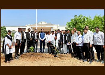 लोहारा न्यायालयात वृक्षारोपण; वृक्षसंवर्धनाचा दिला संदेश