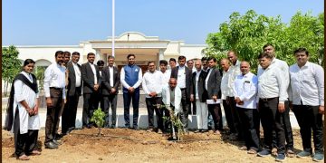 लोहारा न्यायालयात वृक्षारोपण; वृक्षसंवर्धनाचा दिला संदेश